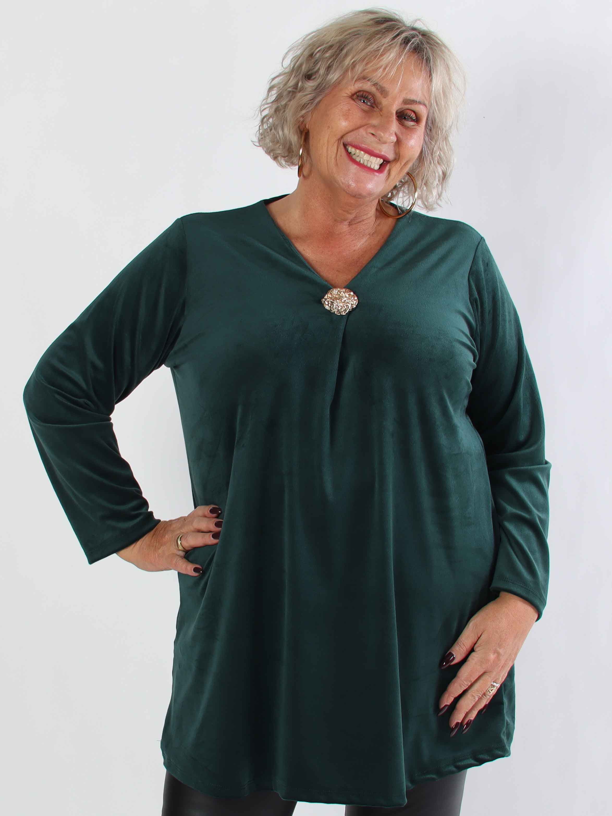 Ylva - Blød plus size tunikakjole i velour med guld broche